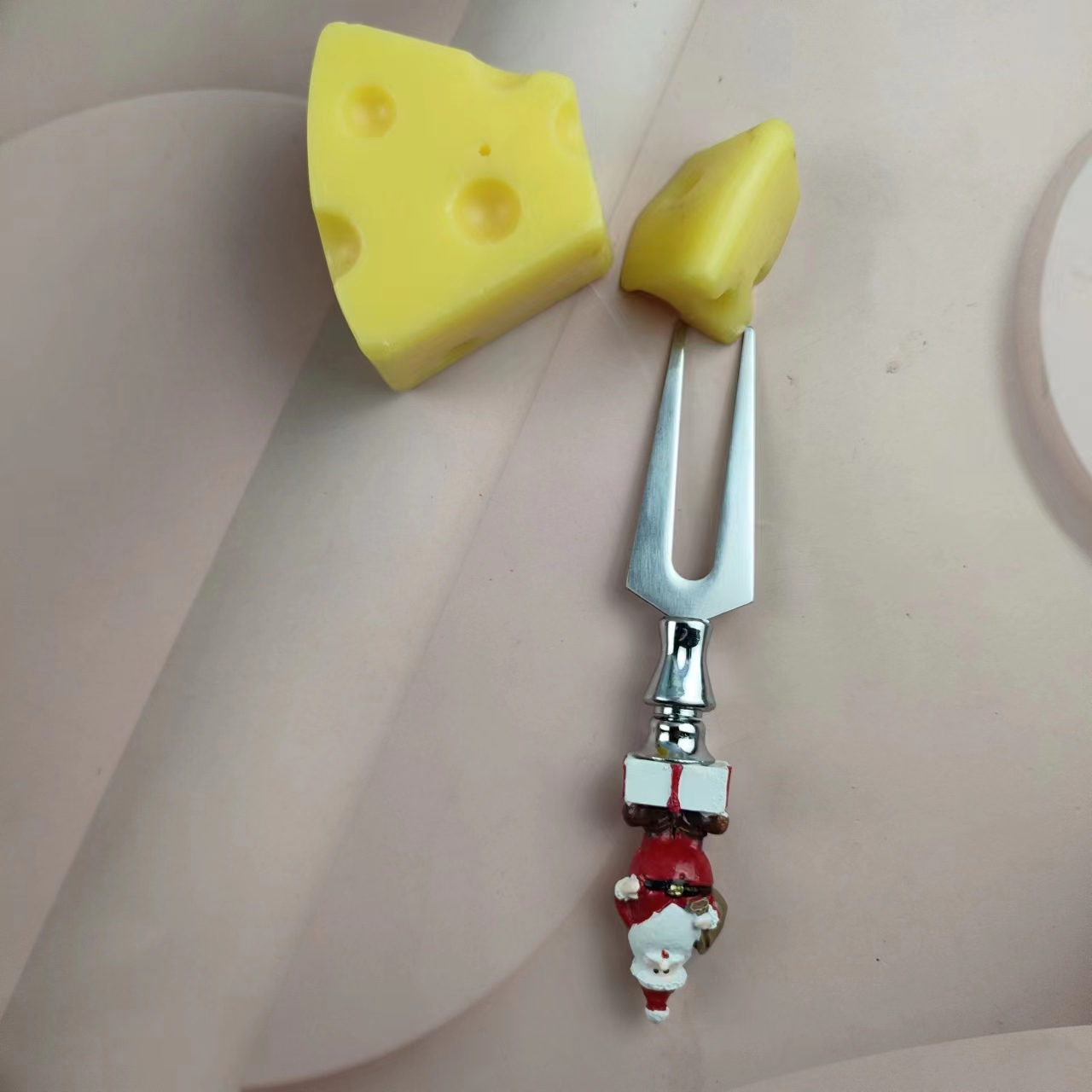 Standing Santa Claus backpack modeling knife and fork set of three cream knife cheese knife pizza sh
