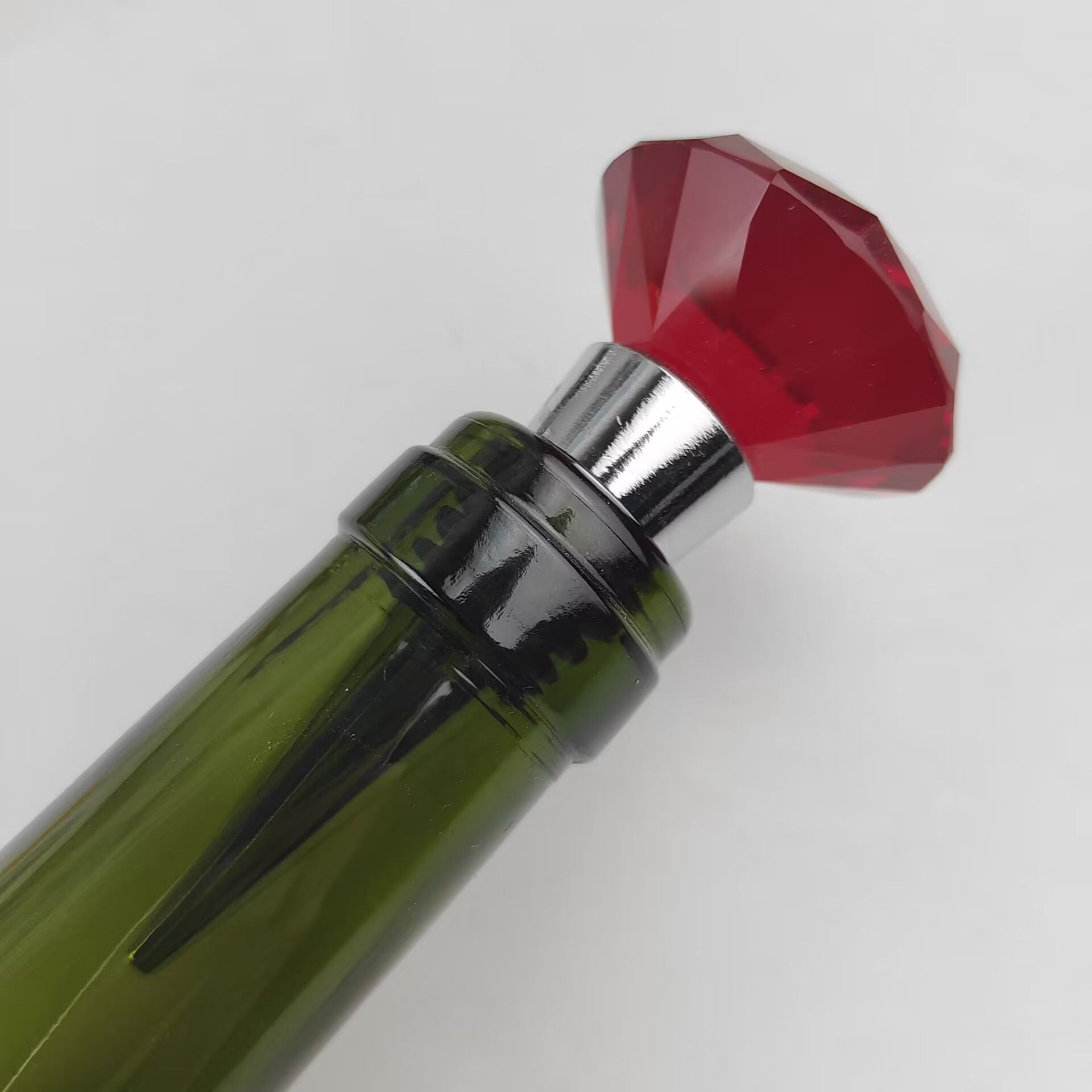 Red aluminum alloy kitchen utensils with